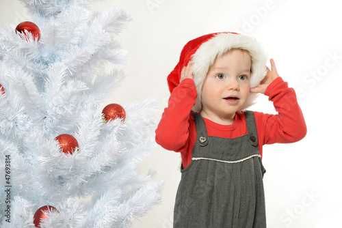 Photo: Lächelndes Mädchen an Weihnachten Lächelndes Mädchen an Weihnachten
