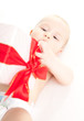 baby mit geschenk