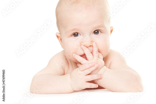 Photo: baby mit hand vor dem gesicht baby mit hand vor dem gesicht