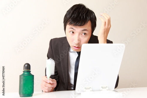 Photo: 抜け毛に困る男性 抜け毛に困る男性