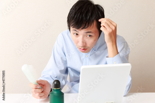 Photo: 抜け毛に困る男性 抜け毛に困る男性