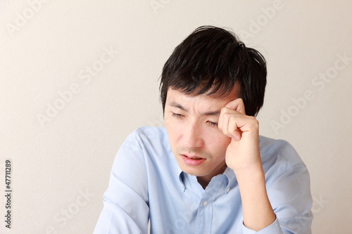 Photo: 塞ぎ込む男性 塞ぎ込む男性