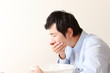 吐き気を催す男性