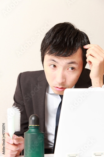 Photo: 抜け毛を心配する男性 抜け毛を心配する男性
