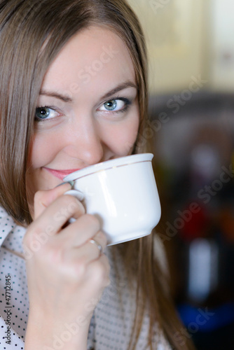 Photo: glückliche junge frau trinkt kaffee glückliche junge frau trinkt kaffee
