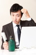 抜け毛を心配する男性