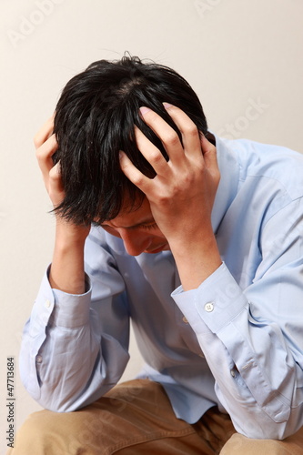 Photo: 頭を抱える男性 頭を抱える男性