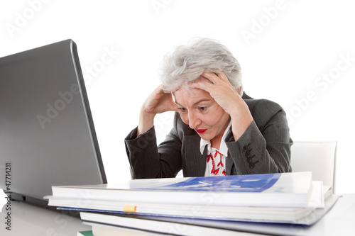 Photo: Älterer Arbeitnehmerin wird alles zu viel Älterer Arbeitnehmerin wird alles zu viel