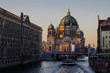 Berliner Dom im Winter mit Spree