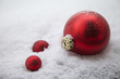 Christbaumkugeln im Pulverschnee