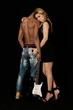 Sexy Frau mit Mann und E-Gitarre