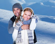 Foto: Happy couple playing outdoor at winter mountains Happy couple playing outdoor at winter mountains