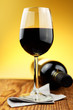Foto: Glass and bottle of fine italian red wine Glass and bottle of fine italian red wine