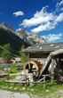 Wasserrad einer Mühle im Gebirge