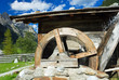 Altes Wasserrad im Gebirge