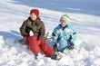 Kinder spielen im Schnee