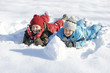 Kinder fahren im Schnee Schlitten