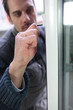 Foto: Man fitting a new window Man fitting a new window
