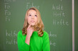 mädchen beim überlegen  in der schule