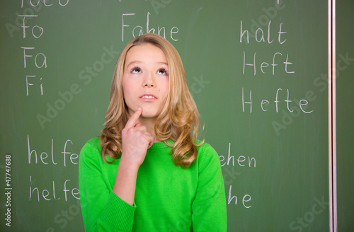 Photo: mädchen beim überlegen in der schule mädchen beim überlegen in der schule