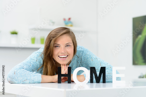 Photo: lachende studentin zuhause lachende studentin zuhause