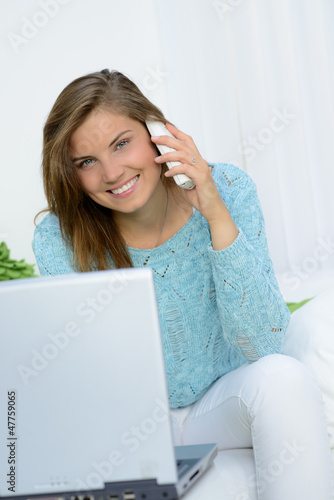 Photo: lachende junge frau mit telefon am pc lachende junge frau mit telefon am pc