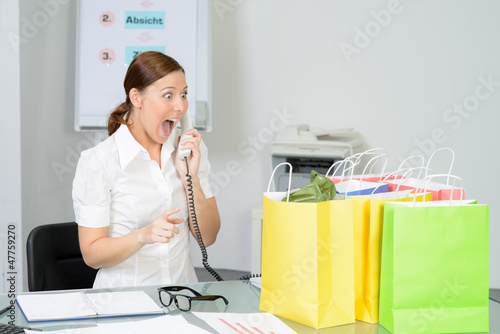 Photo: geschäftsfrau erhält ihre shopping lieferung geschäftsfrau erhält ihre shopping lieferung