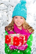 kind mit geschenk im winter