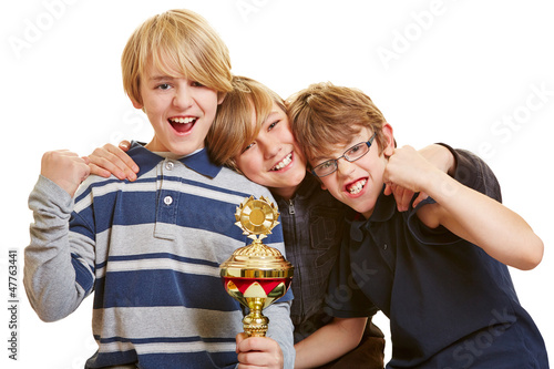 Photo: Drei Jungs mit Pokal jubeln Drei Jungs mit Pokal jubeln
