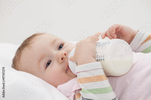 Photo: Baby mit Fläschchen Baby mit Fläschchen