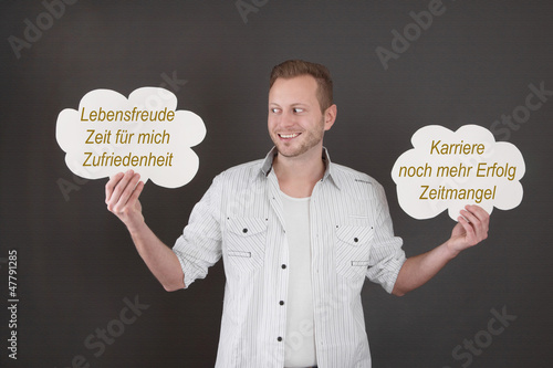 Photo: Junger Mann sucht sein Lebensziel Junger Mann sucht sein Lebensziel