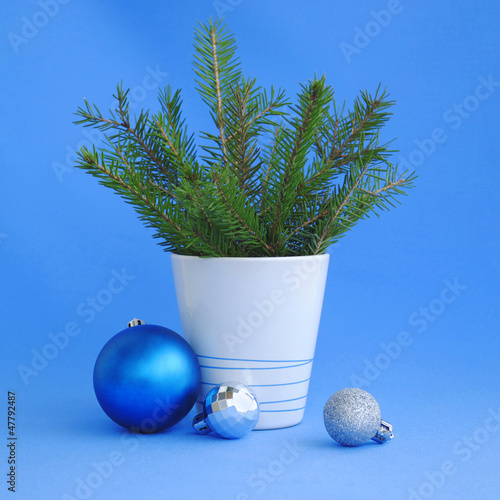 Photo: christmas tree and decoration in a cup on a blue background christmas tree and decoration in a cup on a blue background
