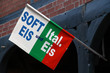 Werbefahne einer Eisdiele