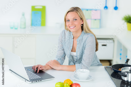 Photo: hausfrau mit computer in der küche hausfrau mit computer in der küche