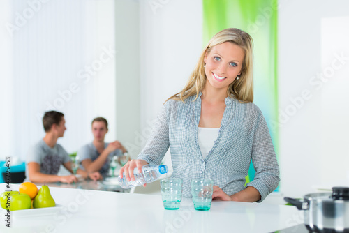 Photo: studenten verbringen einen gemeinsamen abend studenten verbringen einen gemeinsamen abend