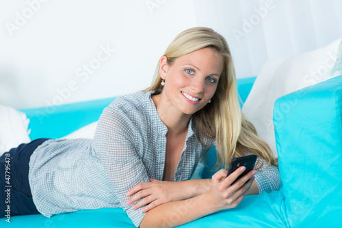 Photo: junge frau ruft ihre emails auf dem handy ab junge frau ruft ihre emails auf dem handy ab