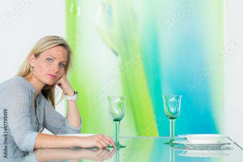 Photo: junge frau wartet verzweiflet auf ihr date junge frau wartet verzweiflet auf ihr date