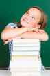 schülerin mit bücherstapel