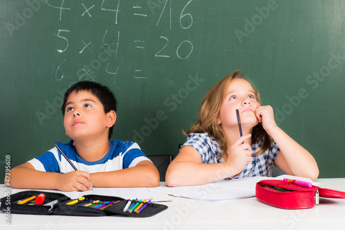 Photo: schüler lösen schwierige aufgaben schüler lösen schwierige aufgaben