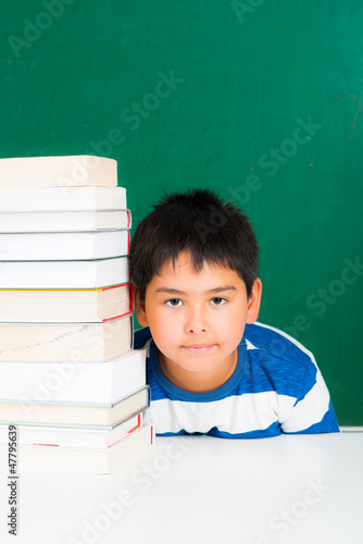 Photo: schüler mit bücherstapel schüler mit bücherstapel