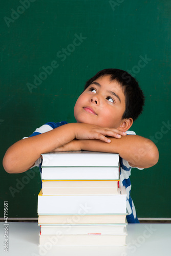 Photo: entspannter schüler mit schulbüchern entspannter schüler mit schulbüchern