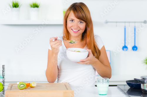 Photo: junge frau beim frühstück junge frau beim frühstück
