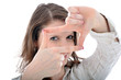 Junge Frau formt Finger zu Kasten