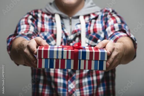 Photo: Mann überreicht ein Geschenk Mann überreicht ein Geschenk