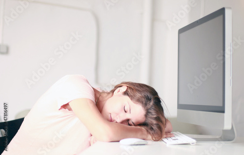 Photo: Frau vor dem Computer eingeschlafen Frau vor dem Computer eingeschlafen