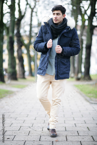 Photo: Junger Mann im Wintermantel Junger Mann im Wintermantel