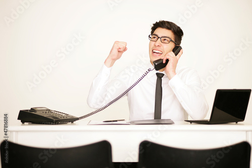 Photo: Jubelnder Mann am Telefon Jubelnder Mann am Telefon