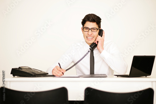 Photo: Hübscher dunkelhaariger Geschäftsmann im Büro Hübscher dunkelhaariger Geschäftsmann im Büro