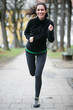 Photo: Frau joggt durch Park Frau joggt durch Park