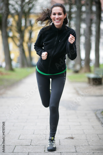 Photo: Frau joggt durch Park Frau joggt durch Park